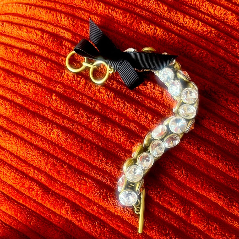 Rhinestone bracelet bow & gold clasp
